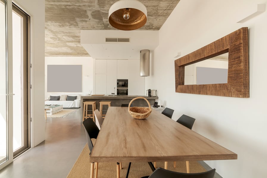 Espelho horizontal em sala de jantar