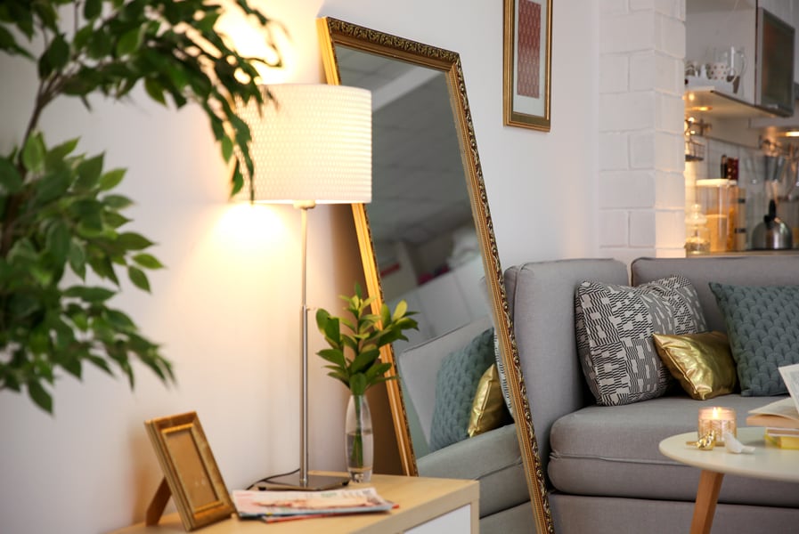 Espelho grande moldura dourada apoiado no chão