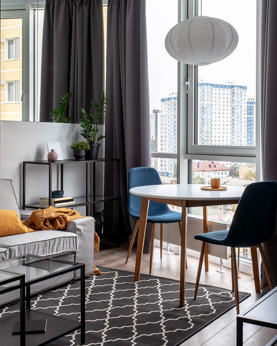 Sala decorada com espelho na parede