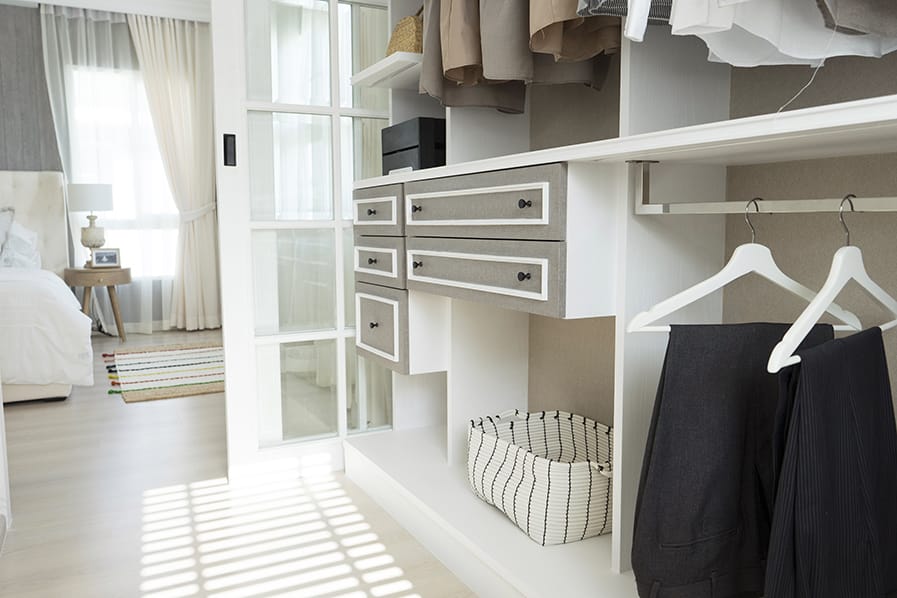 Quarto com guarda-roupa organizado