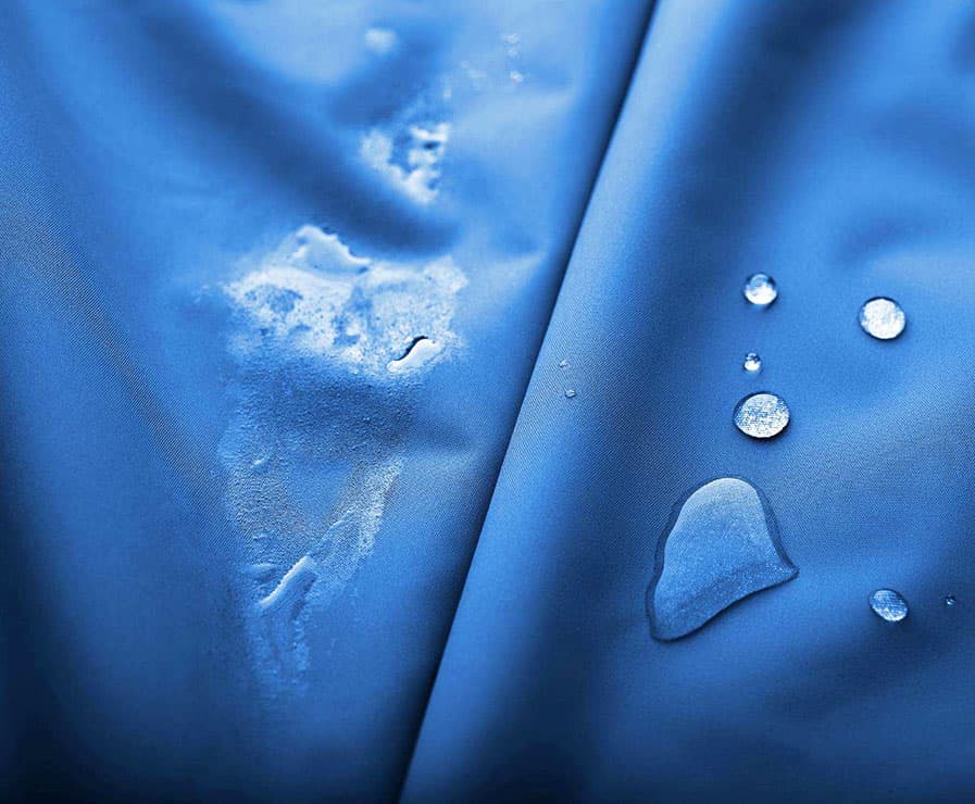 Camisa social azul com gotas de água