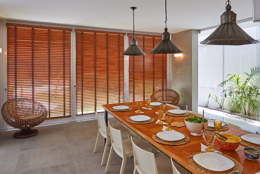 Sala de jantar com persiana de madeira