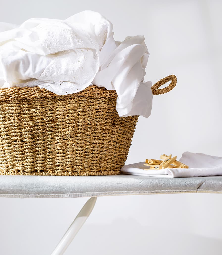 Cesto com roupas brancas limpas