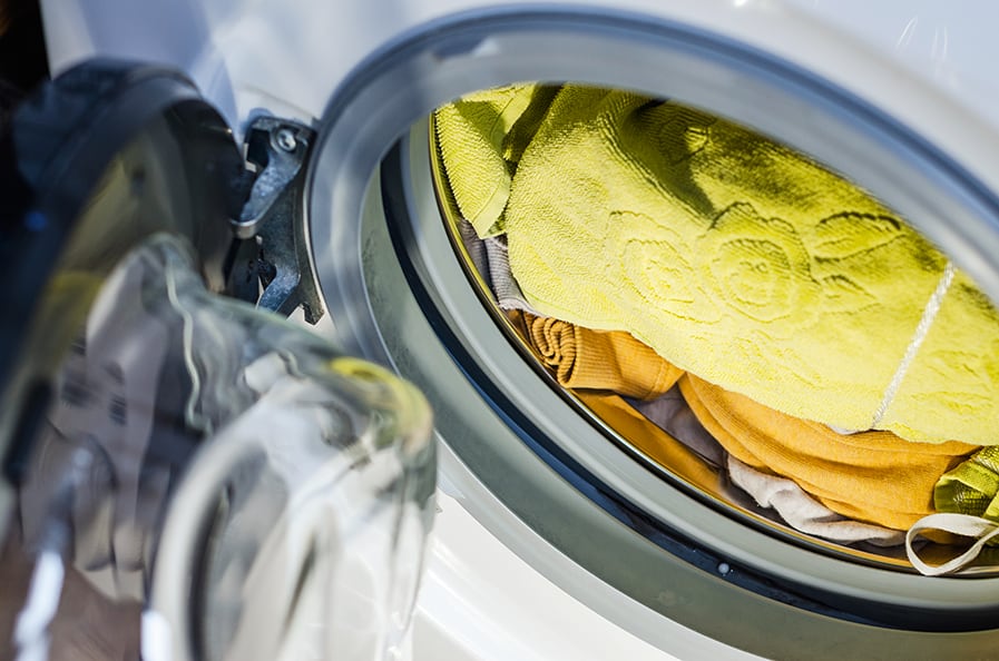  Roupas coloridas em máquina de lavar com abertura frontal