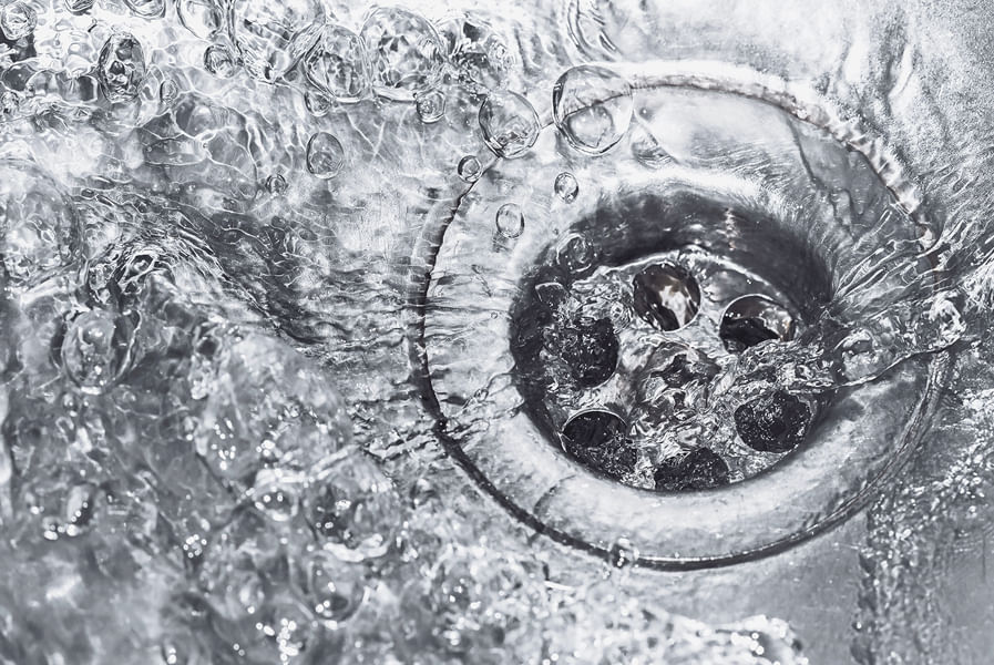 Ralo da pia com água corrente