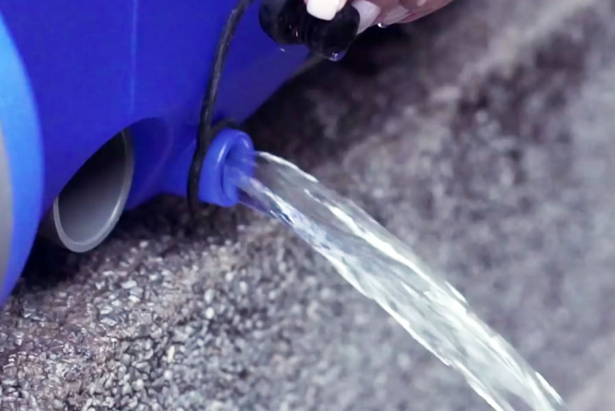 Dreno escoando a água da parte traseira do Aspirador de Água e Pó Flex Electrolux