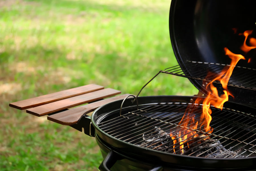 Churrasqueira no quintal com chama alta