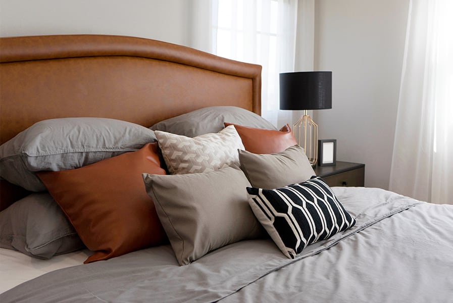 Cabeceira de cama marrom estofada