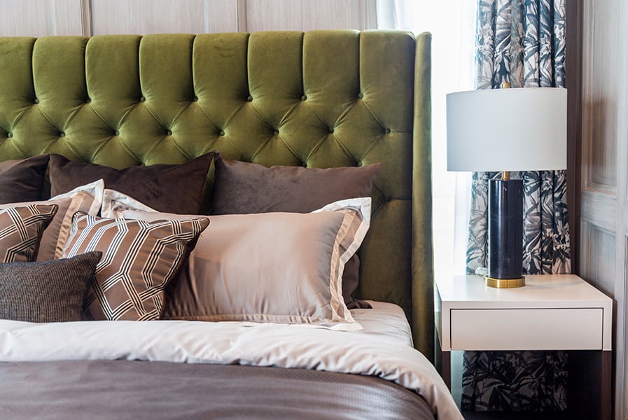 Cabeceira de cama no estilo capitonê na cor verde musgo