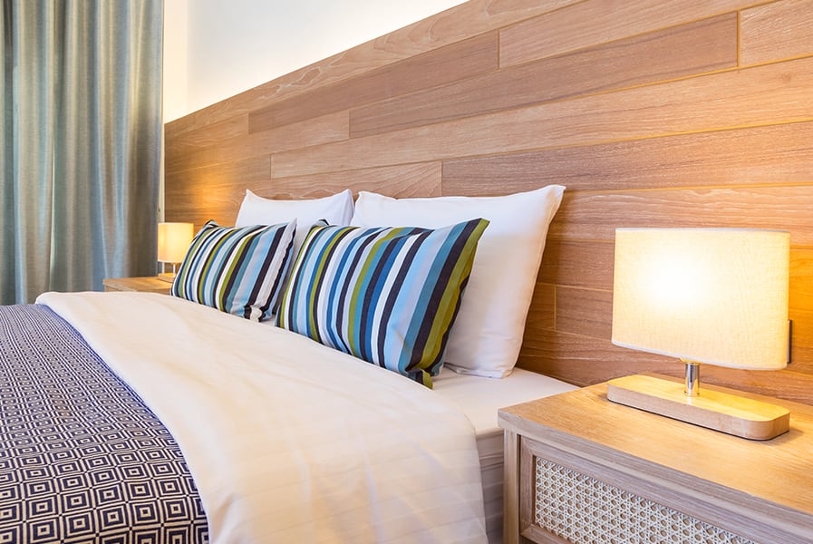 Cabeceira de cama estilo painel feita de madeira