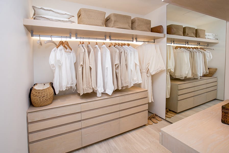 quarto com closet modulado com prateleiras e divisorias