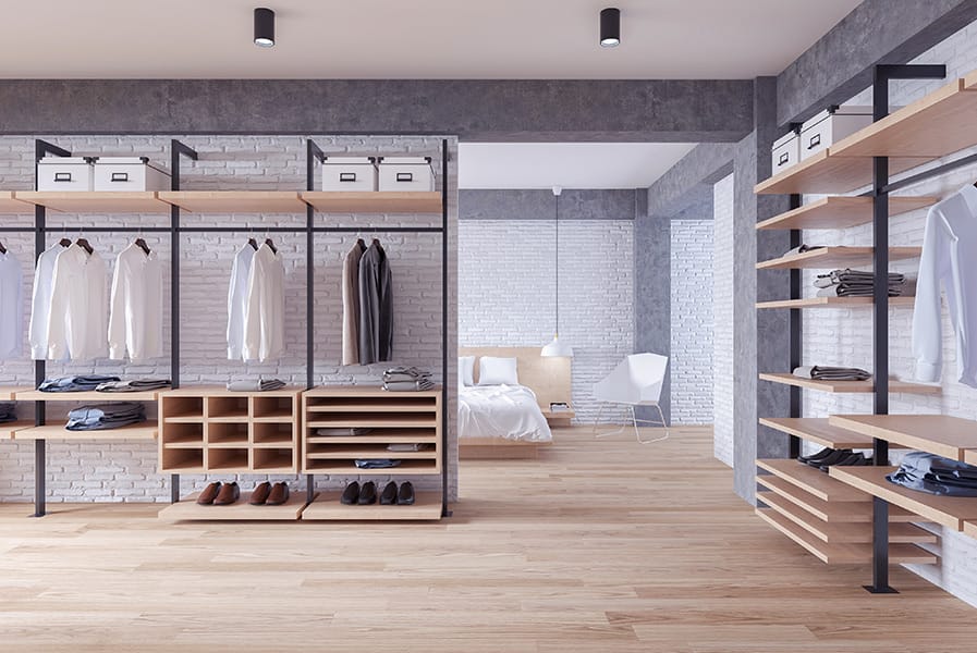 quarto com closet de armario aberto ao lado da cama de casal