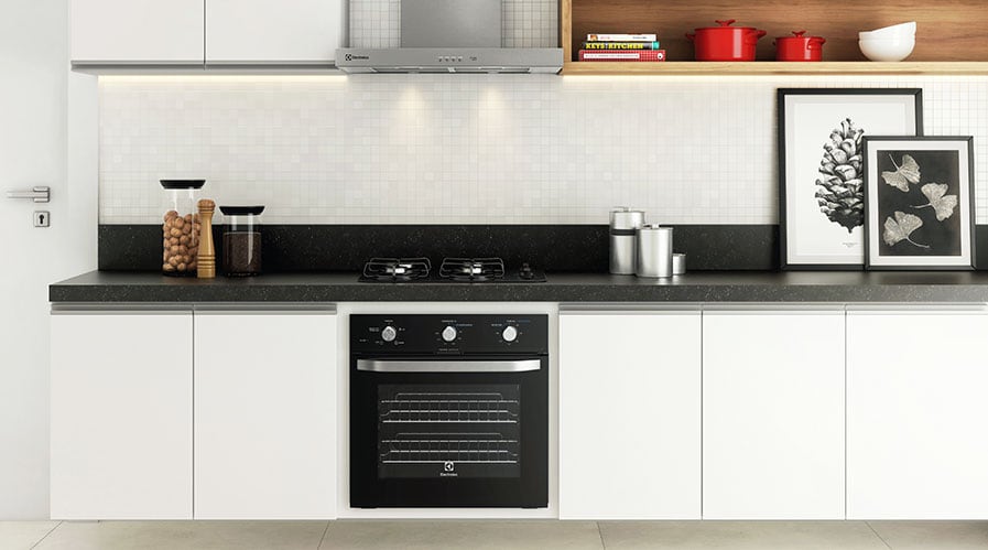 Cozinha branca planejada e moderna com Coifa de Parede Silver 70cm Electrolux (70CS)