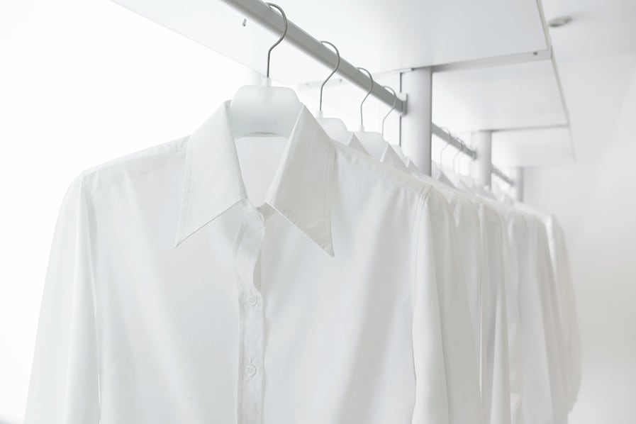 camisas brancas penduradas em cabide