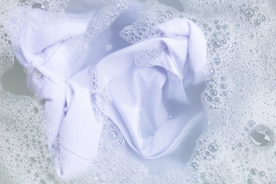 roupa branca de molho em água com sabão