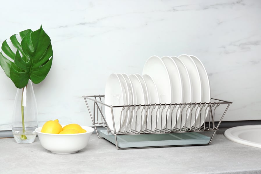 Louça escorre no escorredor de pratos