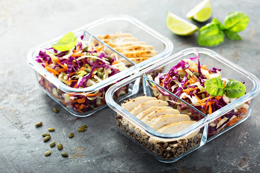 Potes de vidro com frango e salada colorida