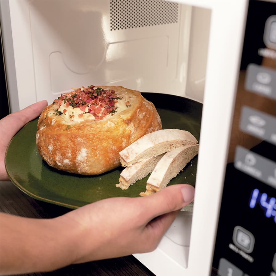 Pão recheado é colocado em micro-ondas Electrolux
