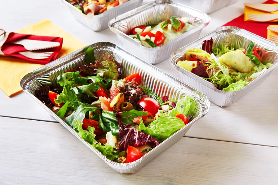 Marmita de alumínio com salada de folhas