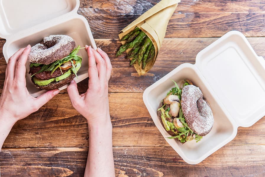 Marmitas de isopor com sanduíche