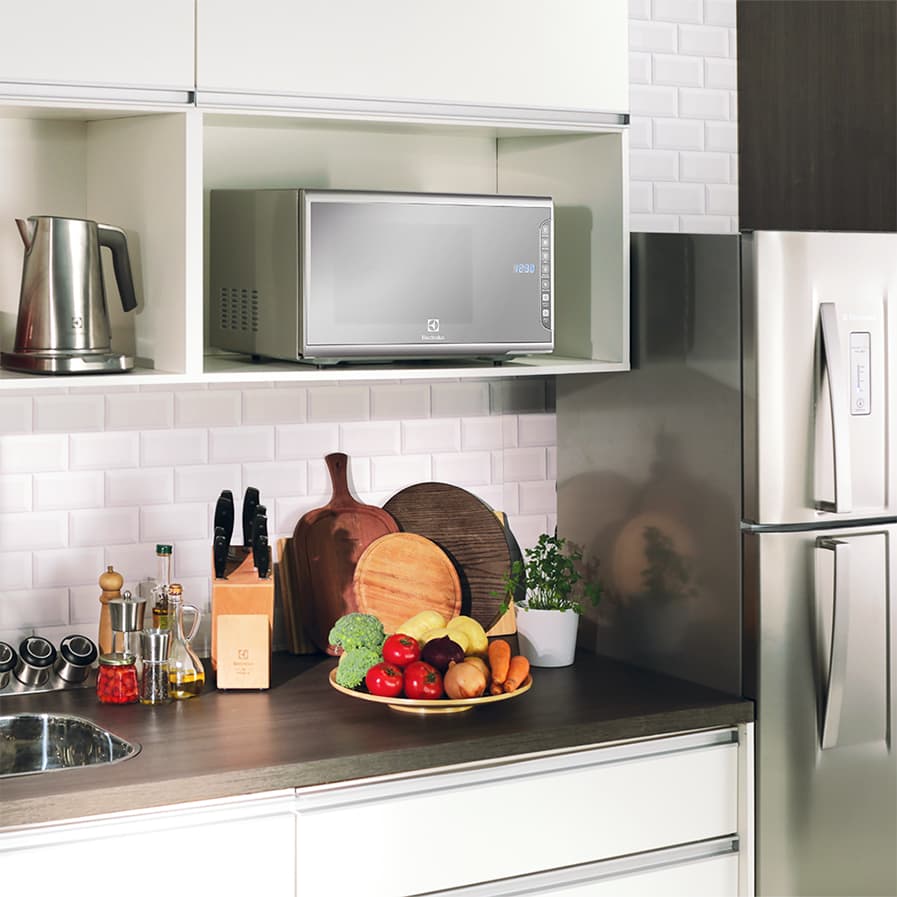 Cozinha equipada com geladeira e micro-ondas Electrolux