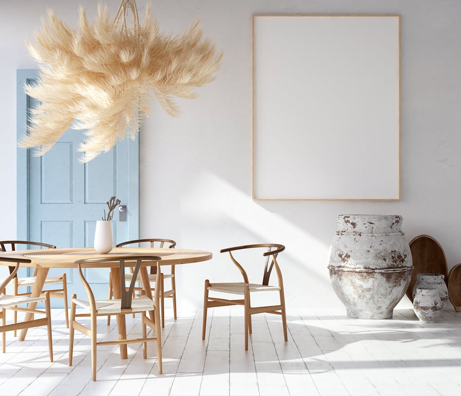 Sala com mesa e cadeiras de madeira clara com design assinado