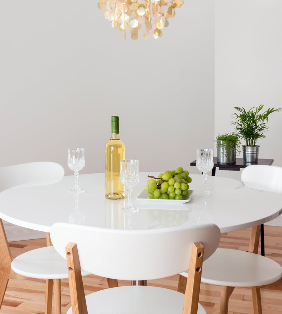 Mesa redonda com tampo de pedra branca