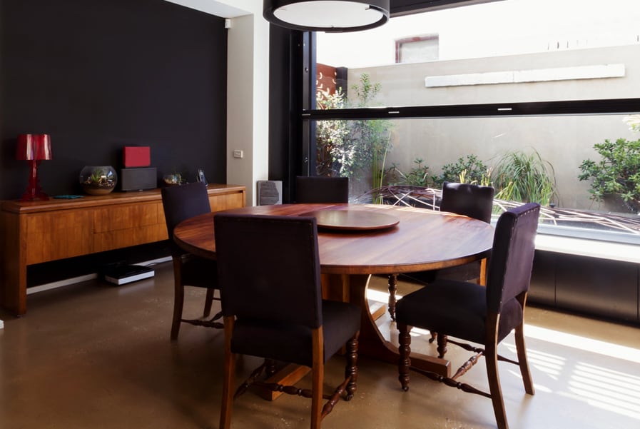 Sala integrada com mesa redonda de madeira